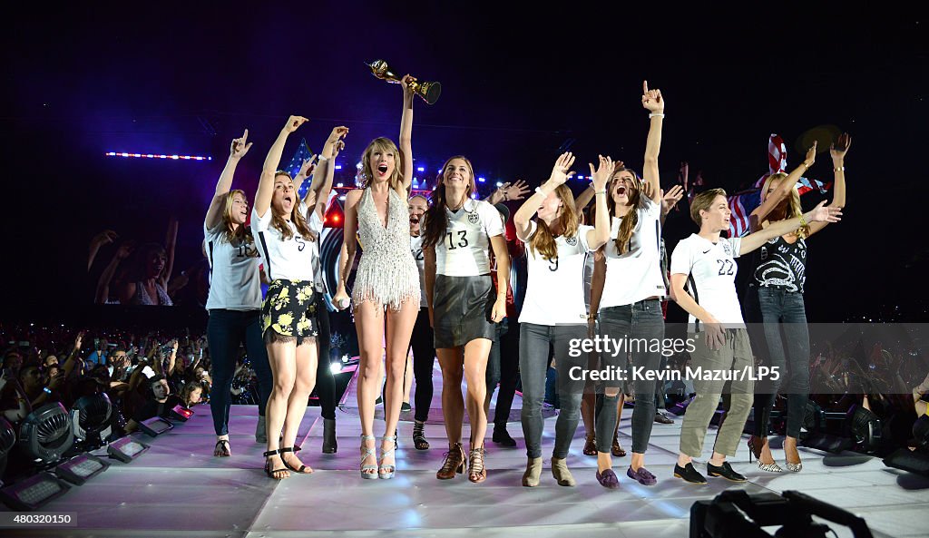 Taylor Swift The 1989 World Tour Live In New Jersey - Night 1