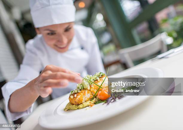 cook decorating a beautiful plate - chef cuisine stockfoto's en -beelden