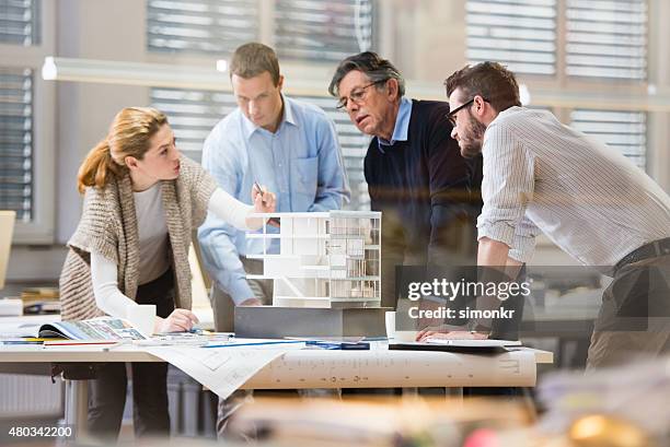 architecte expliquant le plan de projet pour le client - architect photos et images de collection