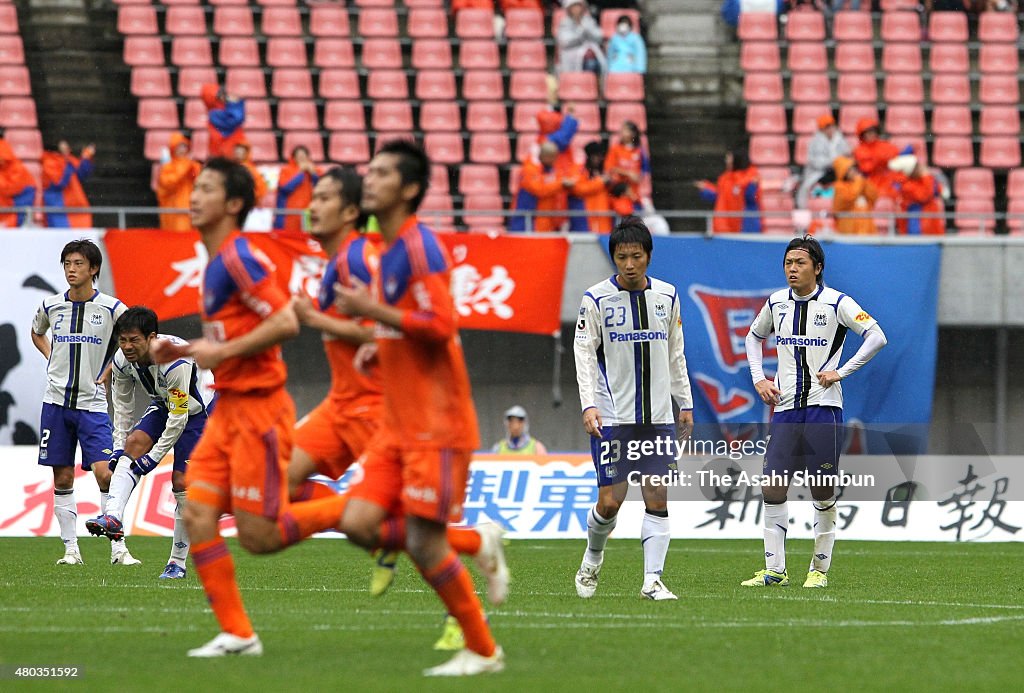 Albirex Niigata v Gamba Osaka - J.League