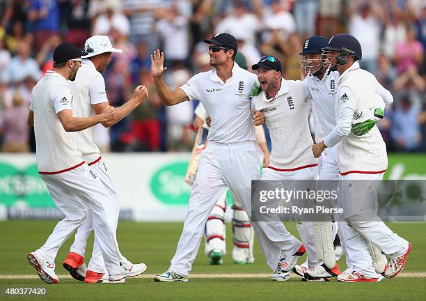 Alastair Cook of England and England players celebrate victory during day four of the 1st Investec Ashes Test match between England and Australia at...
