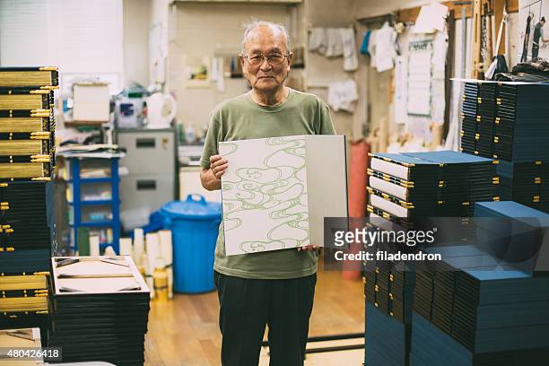日本の工芸職人が彼の作品を - 職人 ストックフォトと画像
