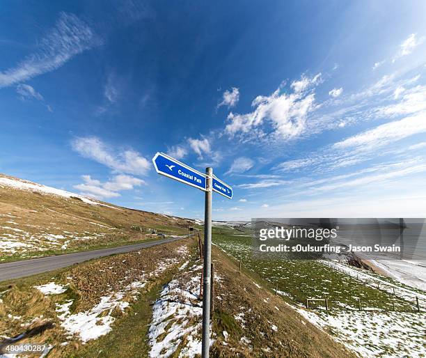 isle of wight coastal path after the snow - compton bay isle of wight stockfoto's en -beelden