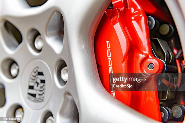 porsche wheel and brake caliper - fithaak stockfoto's en -beelden