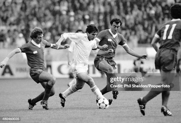 Real Madrid striker Carlos Santillana moves betwen Liverpool defenders Alan Kennedy and Ray Kennedy during the European Cup Final between Real Madrid...