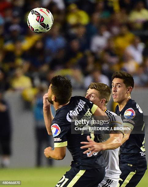 Steven Gerrard of the LA Galaxy vies for the ball with Jose Daniel Guerrero and Francisco Rivera of Club America in the ex-Liverpool and England...