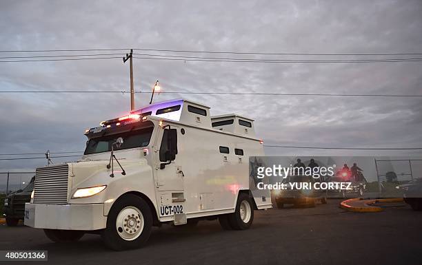 Federal police escort a convoy transporting alleged drug traffickers from the Altiplano prison in Almoloya de Juarez, Mexico on July 12, 2015....