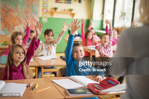 Élève mettre leurs mains prêt à répondre à la question. Élève mettre leurs mains prêt à répondre à la question.