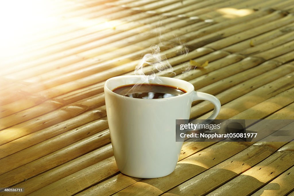 Morgendlicher Kaffee auf der Bambus