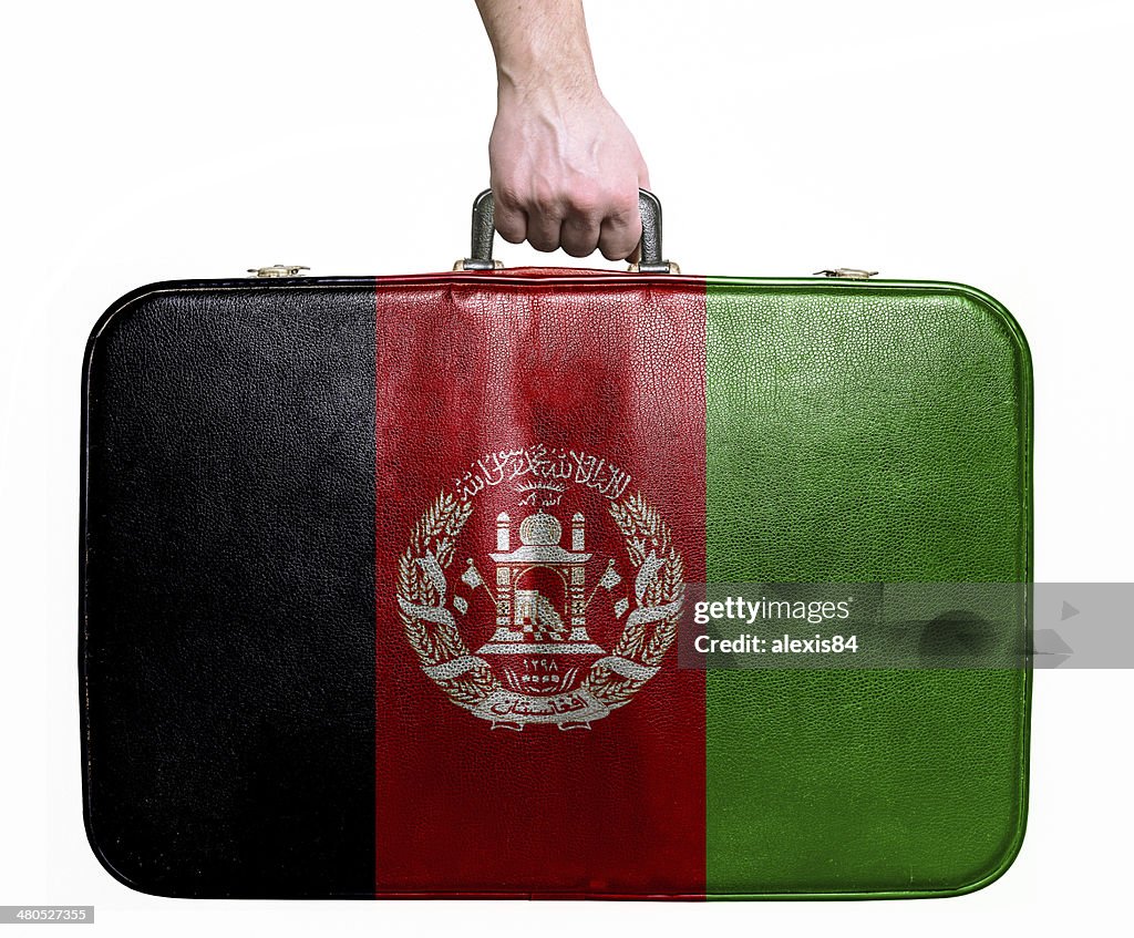 Tourist-hand halten vintage Reisetasche mit Flagge von Afghanistan