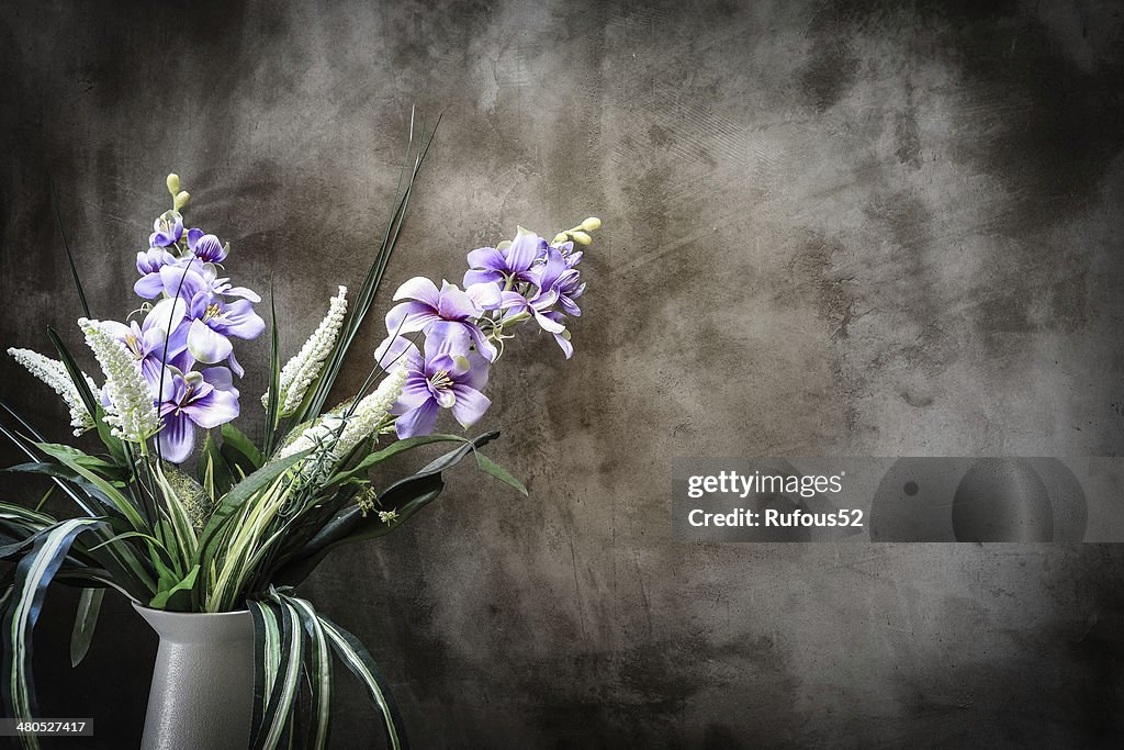 Bouquet de pivoines dans un vase contre le mur. L'intérieur