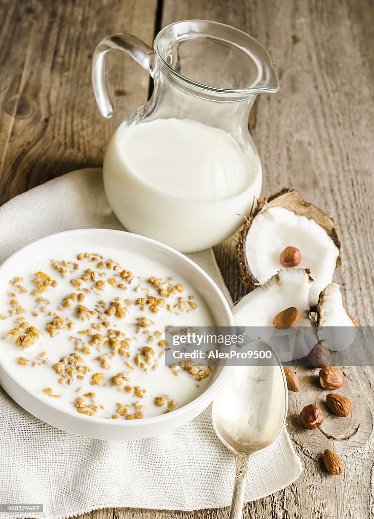 Müsli mit Erdnuss und Kokosnuss