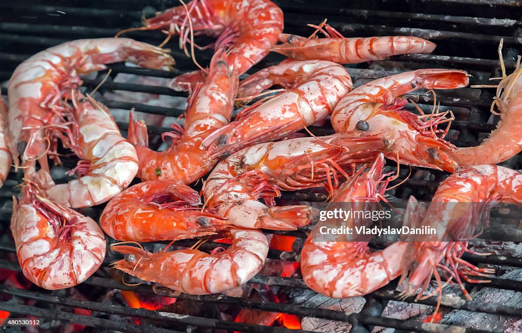 Gegrilltes oder gegrillte große Garnelen