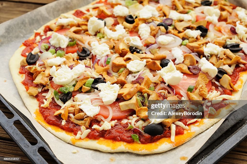 Raw al funghi pizza with chanterelle mushrooms and olives