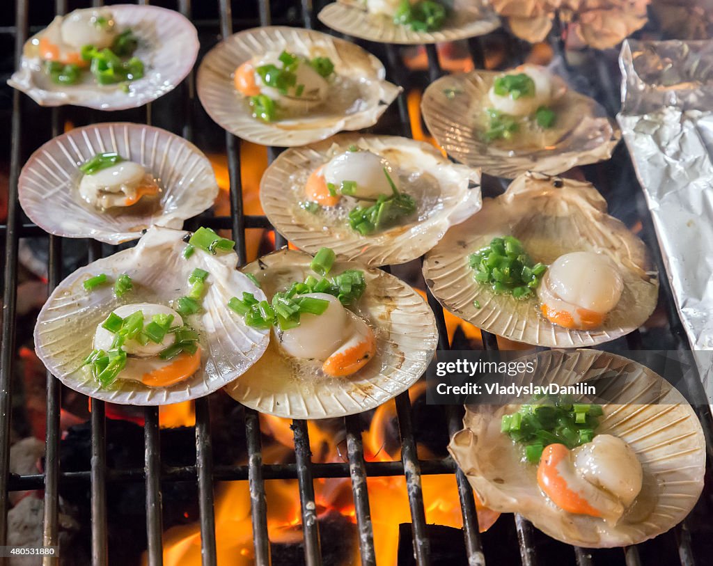 Shell des steaks sur le gril de la cuisine à base de fruits de mer.