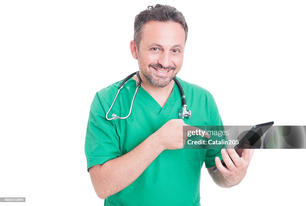 Moderne Arzt hält tablet