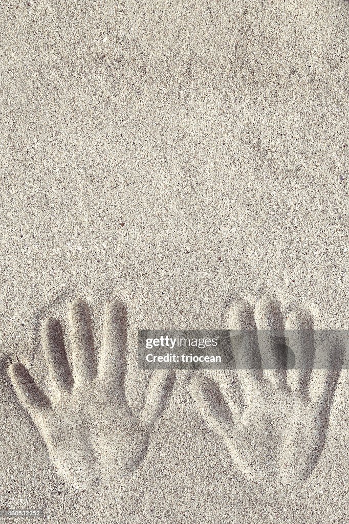 Hand Drucken auf den sand