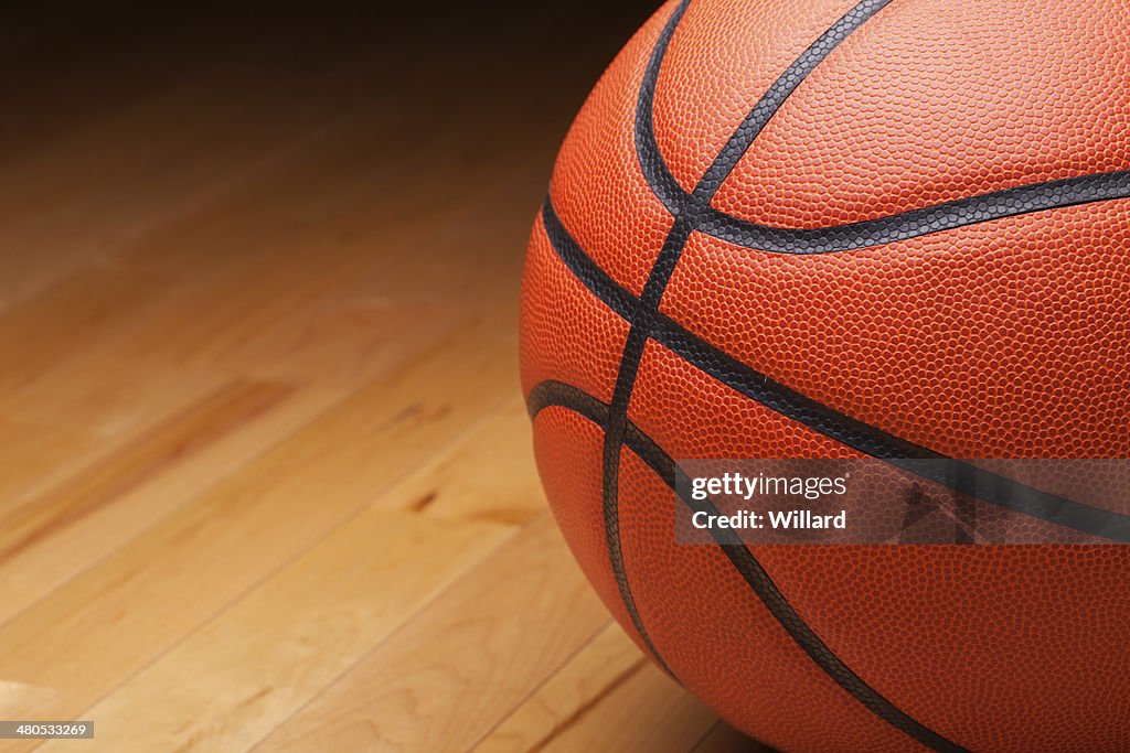 Basketball-Schuss Nahaufnahme auf Hartholz Fitness-Etage