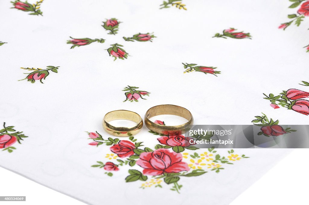 Arrangement with wedding rings