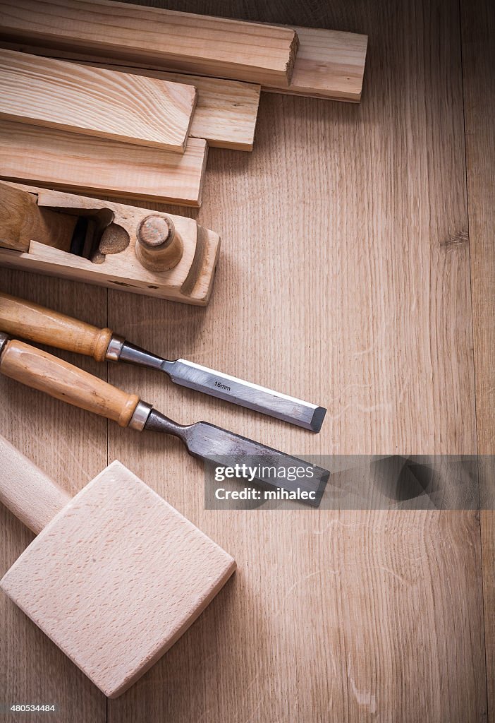 Gruppe von hölzernen joinerâ gewählt Training tools auf Holz Brett