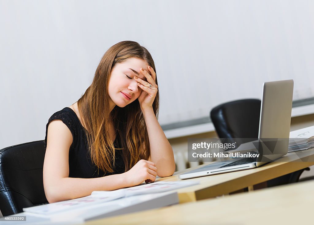 Sitzung nachdenklich müde Frau arbeiten mit notebook-computer