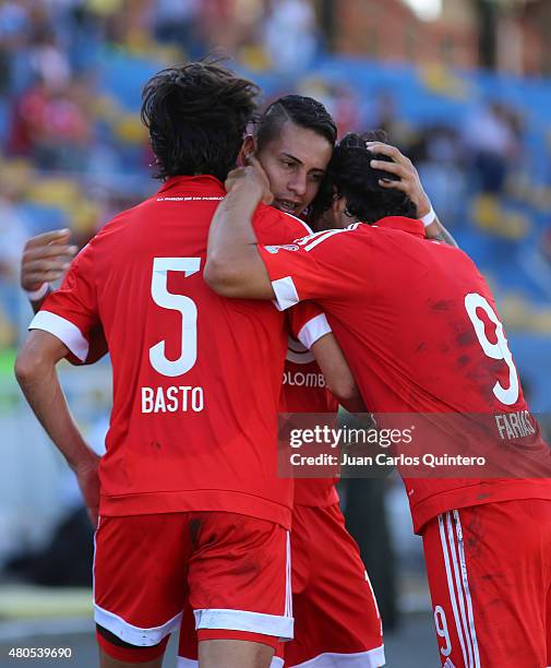 Bryan Urueña of America de Cali celebrates with his teammates after scoring the first goal of his team during a match between America de Cali and...