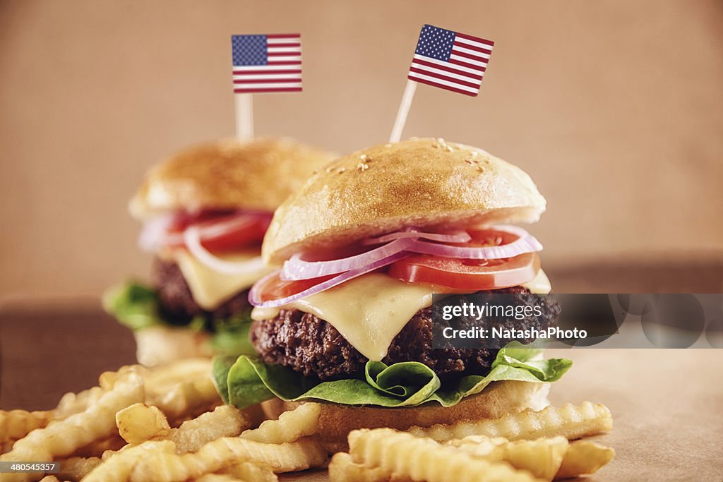 American Käse-Burger mit Pommes Frites und Cola