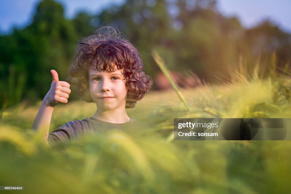 Niño jugando en la presentación en la puesta de sol, mucha suerte!