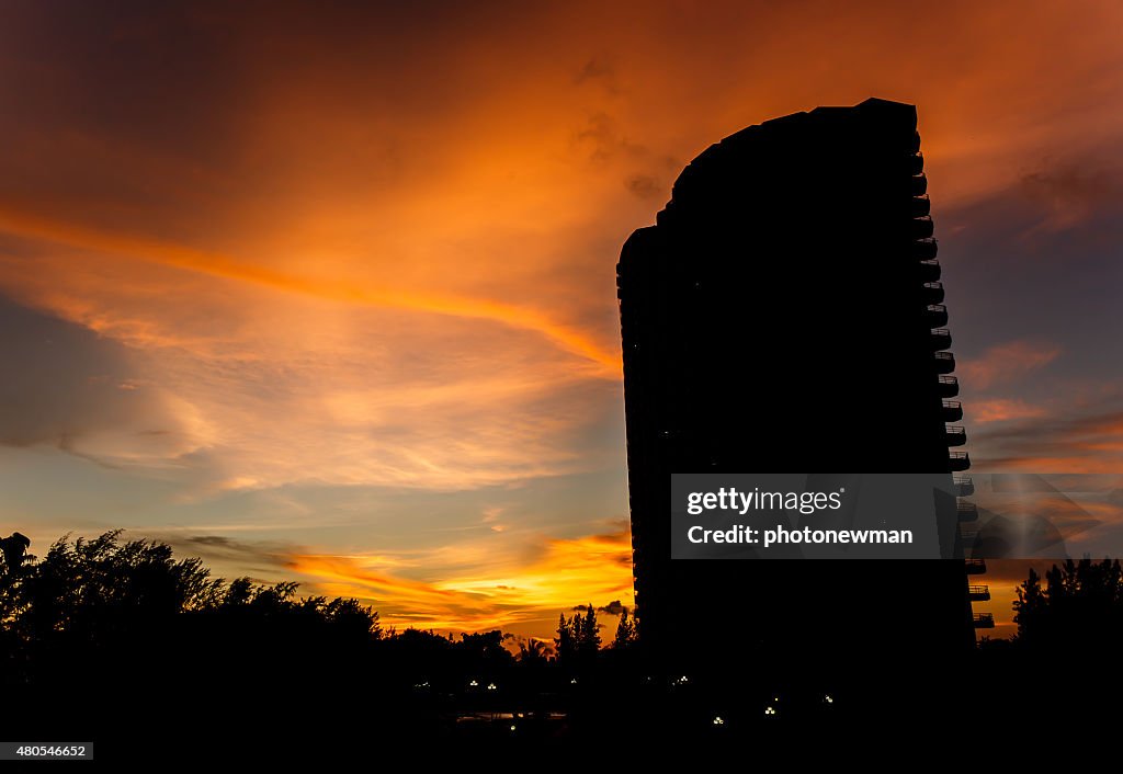 Sonnenaufgang in der Vorderseite des Gebäudes