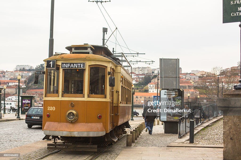 Heritage tram turista línea en las costas del duero