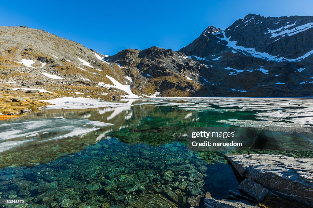 Lago glaciale in cima della montagna