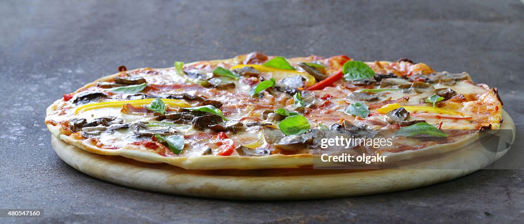 Traditionelle italienische pizza mit Pilzen, Paprika und pancetta