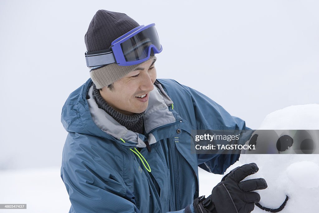 Homem fazendo Boneco de neve