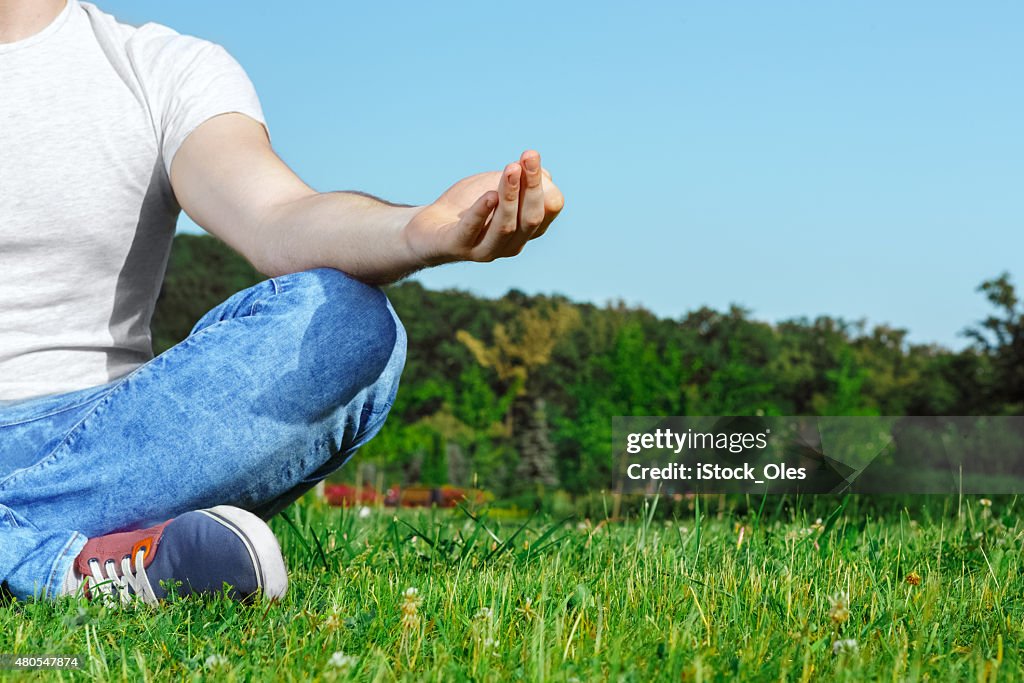 Jovem em repouso no parque