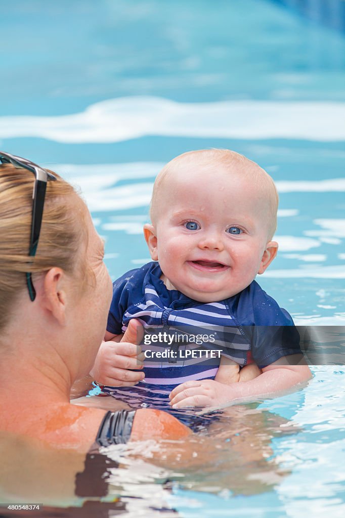 Baby schwimmen lernen, mit seiner Mutter