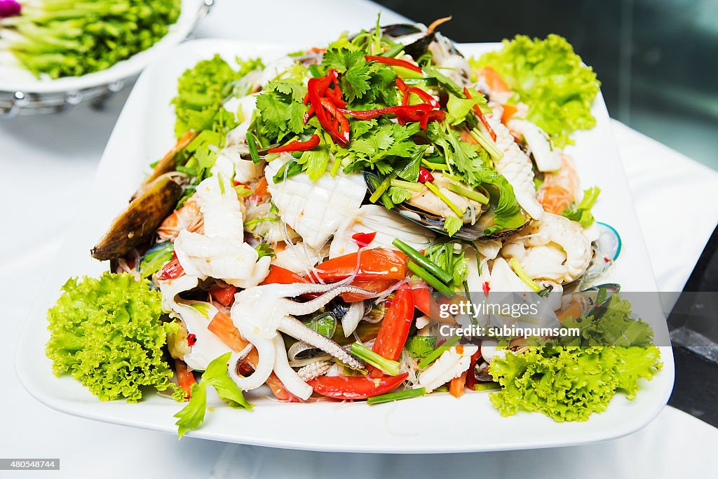 En Thaïlande, la salade épicée de plats de poissons et fruits de mer