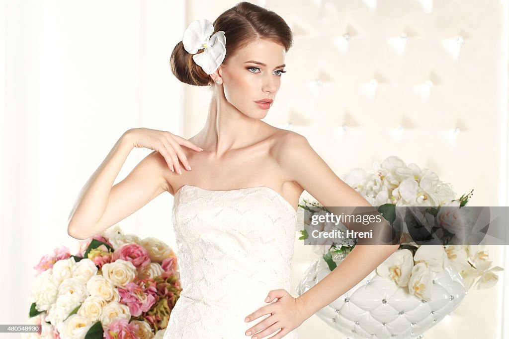 Schöne Braut in einem weißen Raum