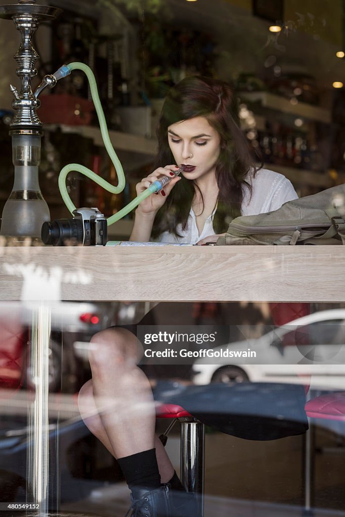 Schöne Frau Sitzen im shop Fenster rauchen