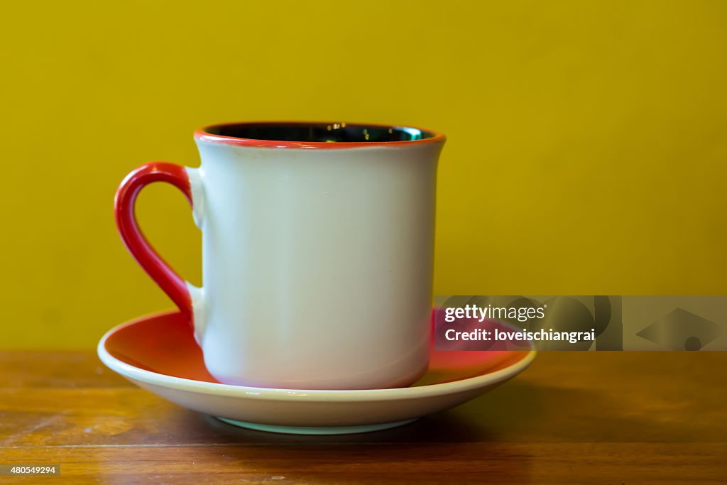 Tasse Kaffee am Tisch im Café
