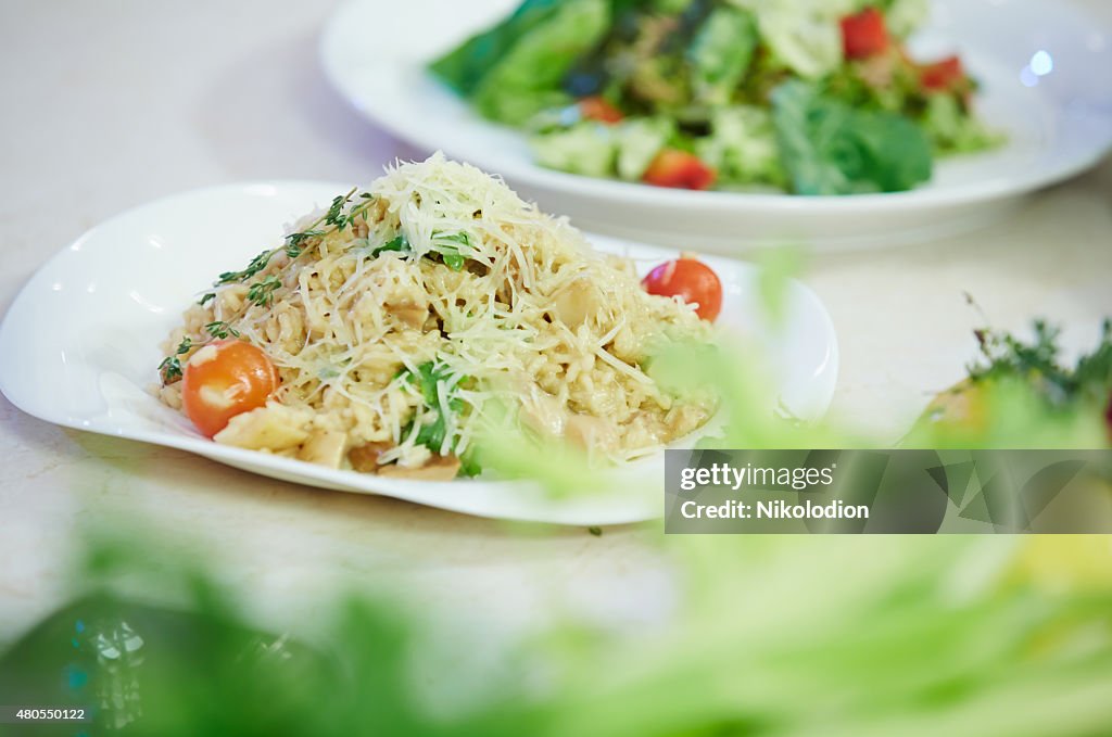 Spaghetti mit Kirschtomaten und Petersilie