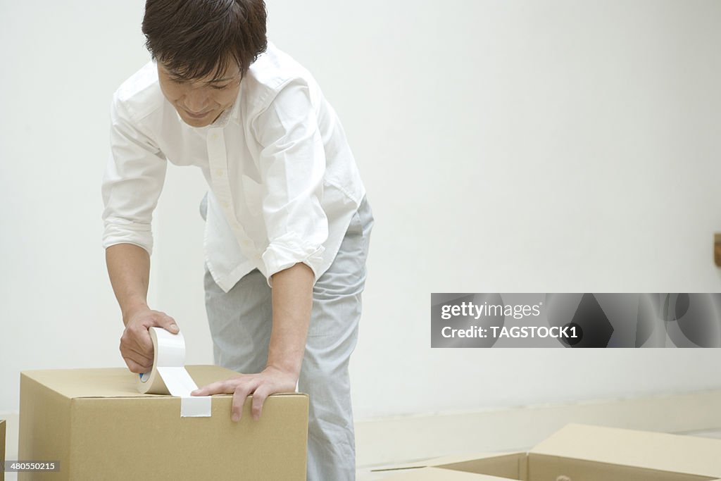 Hombre sellado en caja de cartón