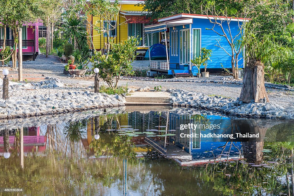 Tropische resort, bungalow mit Teich in Thailand
