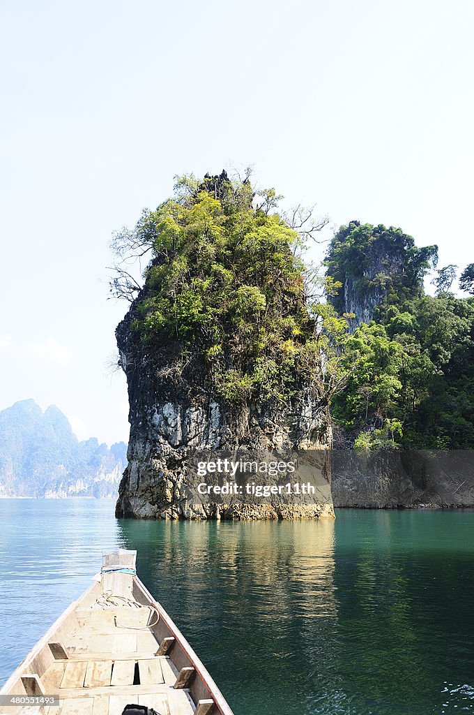 Schwimmende Schiff in Ratchaprapa dam und nach Suratthani, Thailand