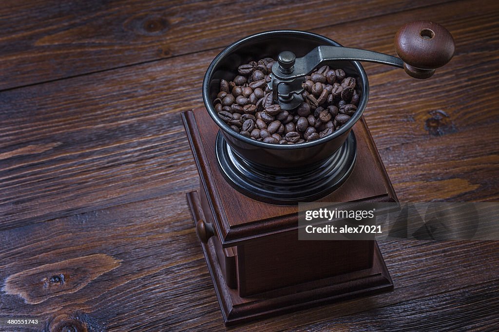 Kaffee mill auf einem hölzernen Hintergrund