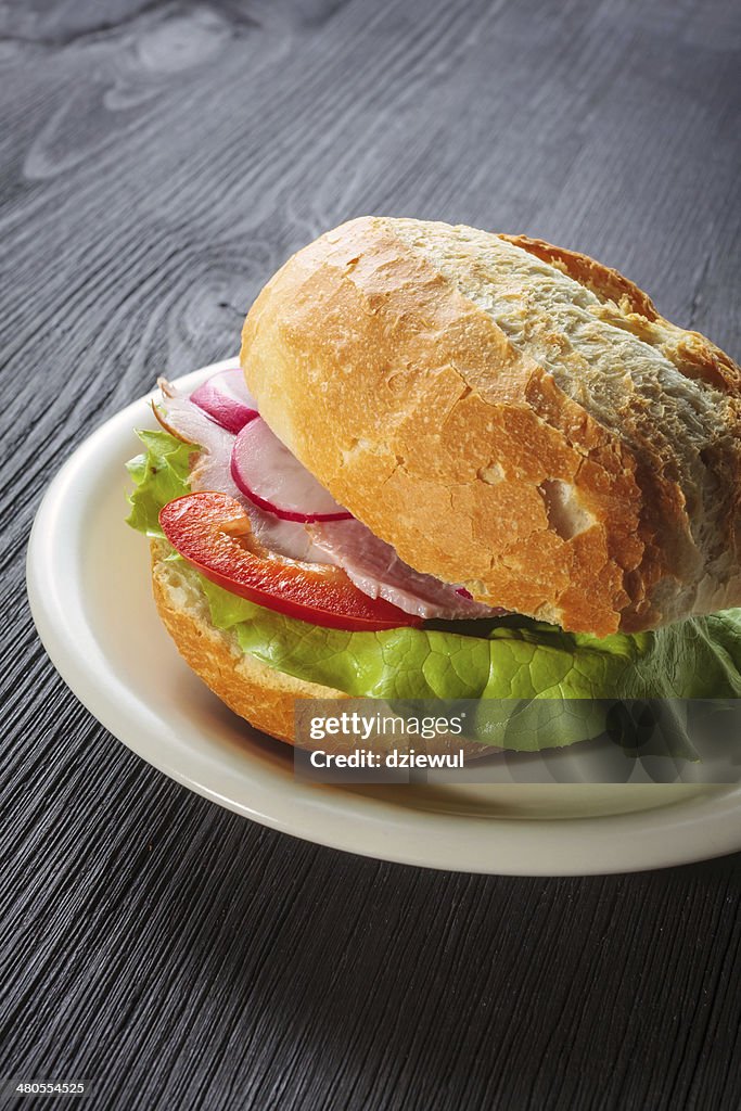 Leckere Schinken-Baguette mit frischem Salat