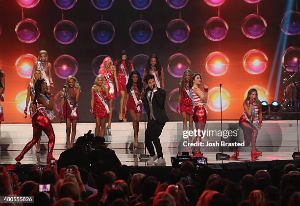 Travis Garland performs onstage with Miss USA contestants at 2015 Miss USA Pageant Only On ReelzChannel at The Baton Rouge River Center on July 12,...