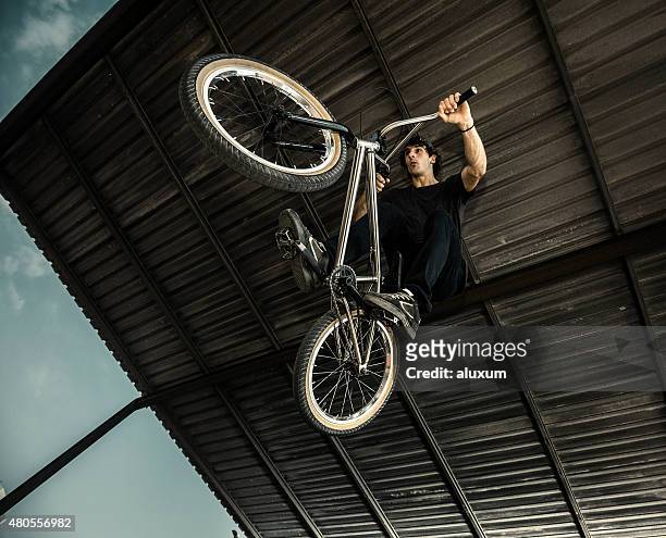 bmx rider saltar - ciclismo bmx imagens e fotografias de stock