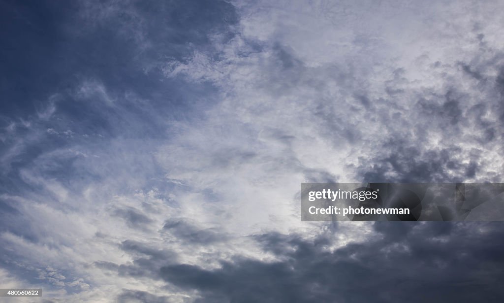 Muster mit Wolken im Himmel