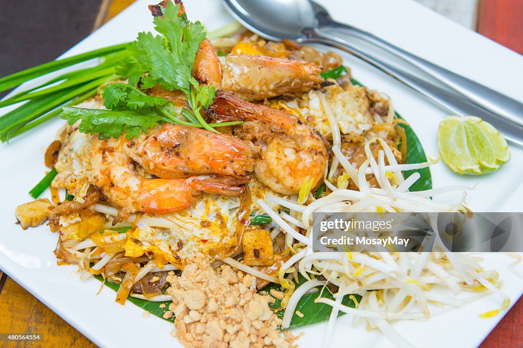 Fried rice sticks with shrimp or pad thai goong sod