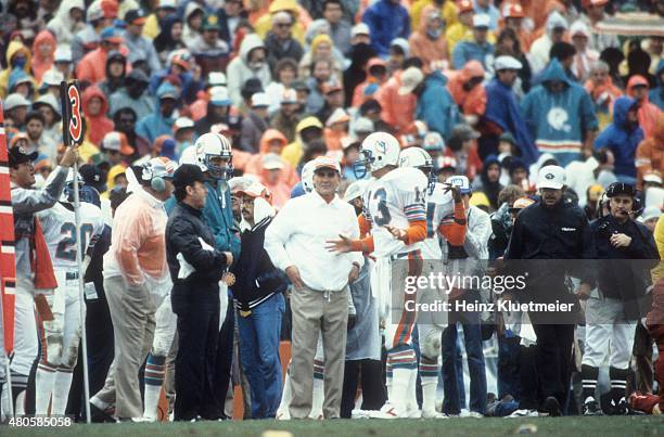 Playoffs: Miami Dolphins QB Dan Marino on sidelines with coach Don Shula during game vs Seattle Seahawks at Orange Bowl Stadium. Miami, FL CREDIT:...